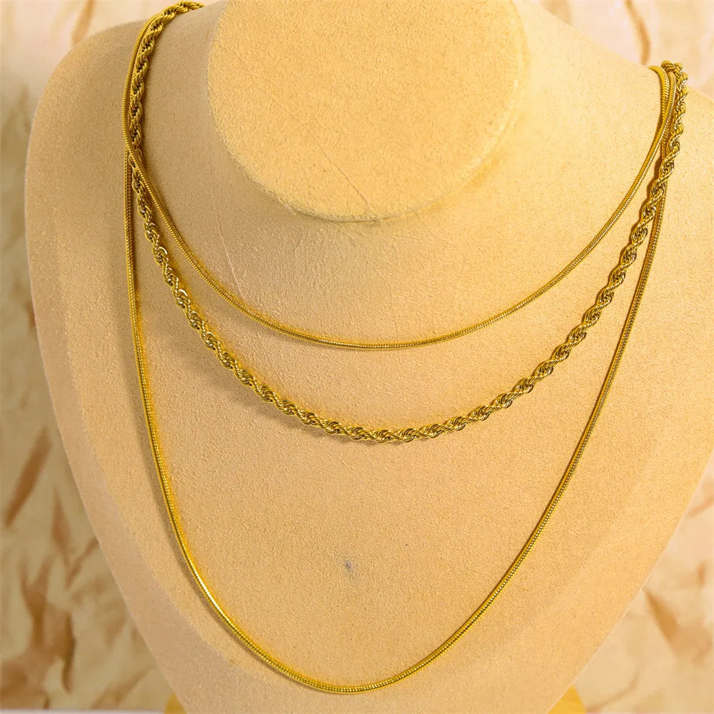 Collier à trois rangs en acier titane plaqué or 18 carats - Les secrets de Cath
