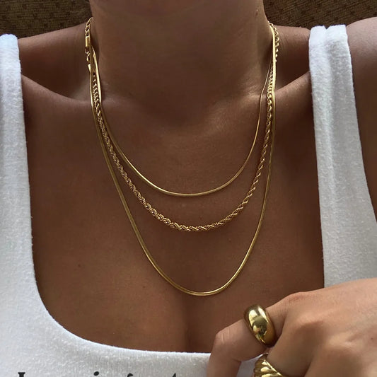 Collier à trois rangs en acier titane plaqué or 18 carats - Les secrets de Cath