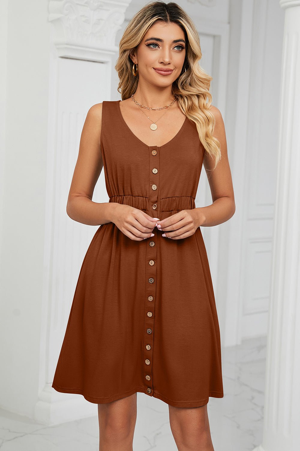 Mini-robe boutonnée à larges bretelles - Les secrets de Cath