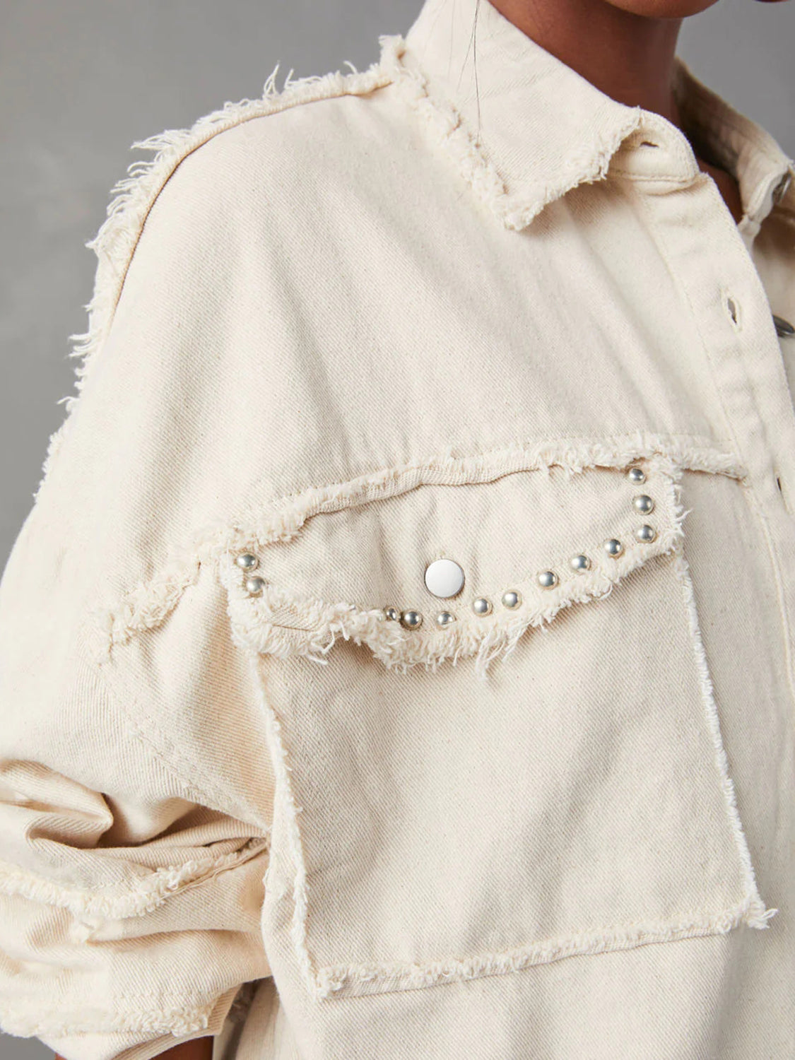 Button Down Raw Hem Denim Jacket - Les secrets de Cath