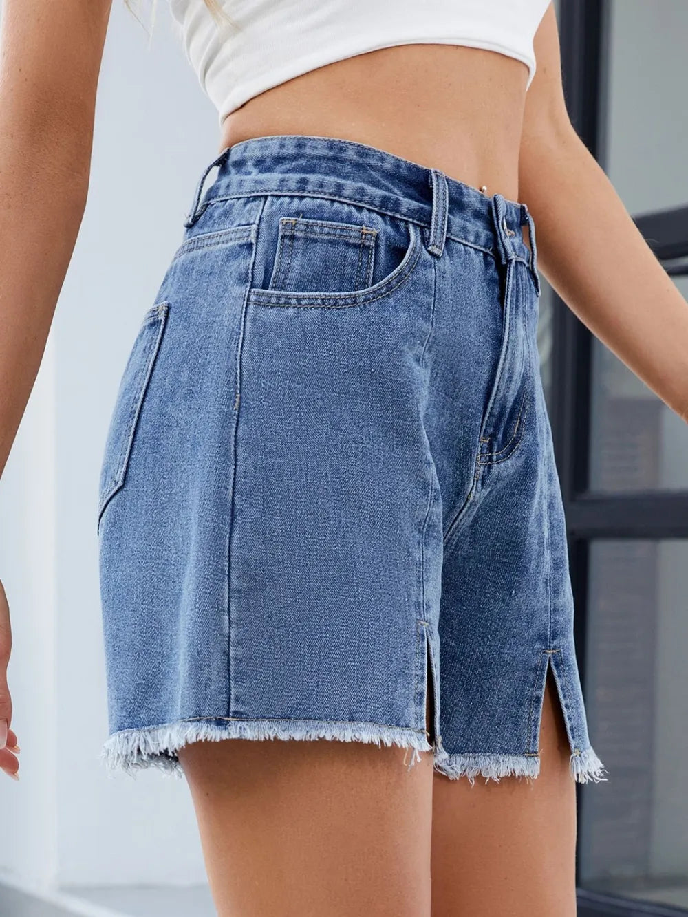 Raw Hem Slit Denim Shorts - Les secrets de Cath