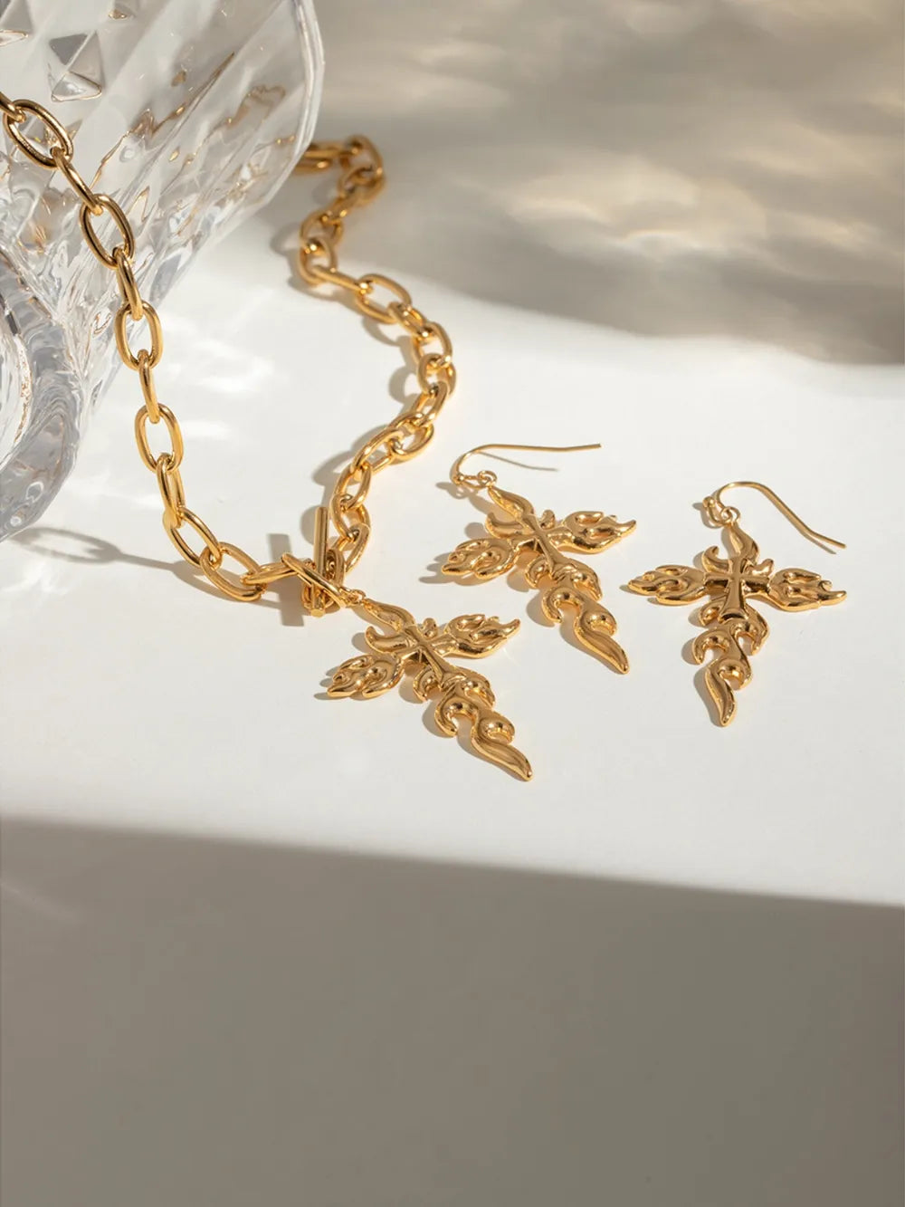 Collier croix en acier inoxydable plaqué or 18 carats - Les secrets de Cath