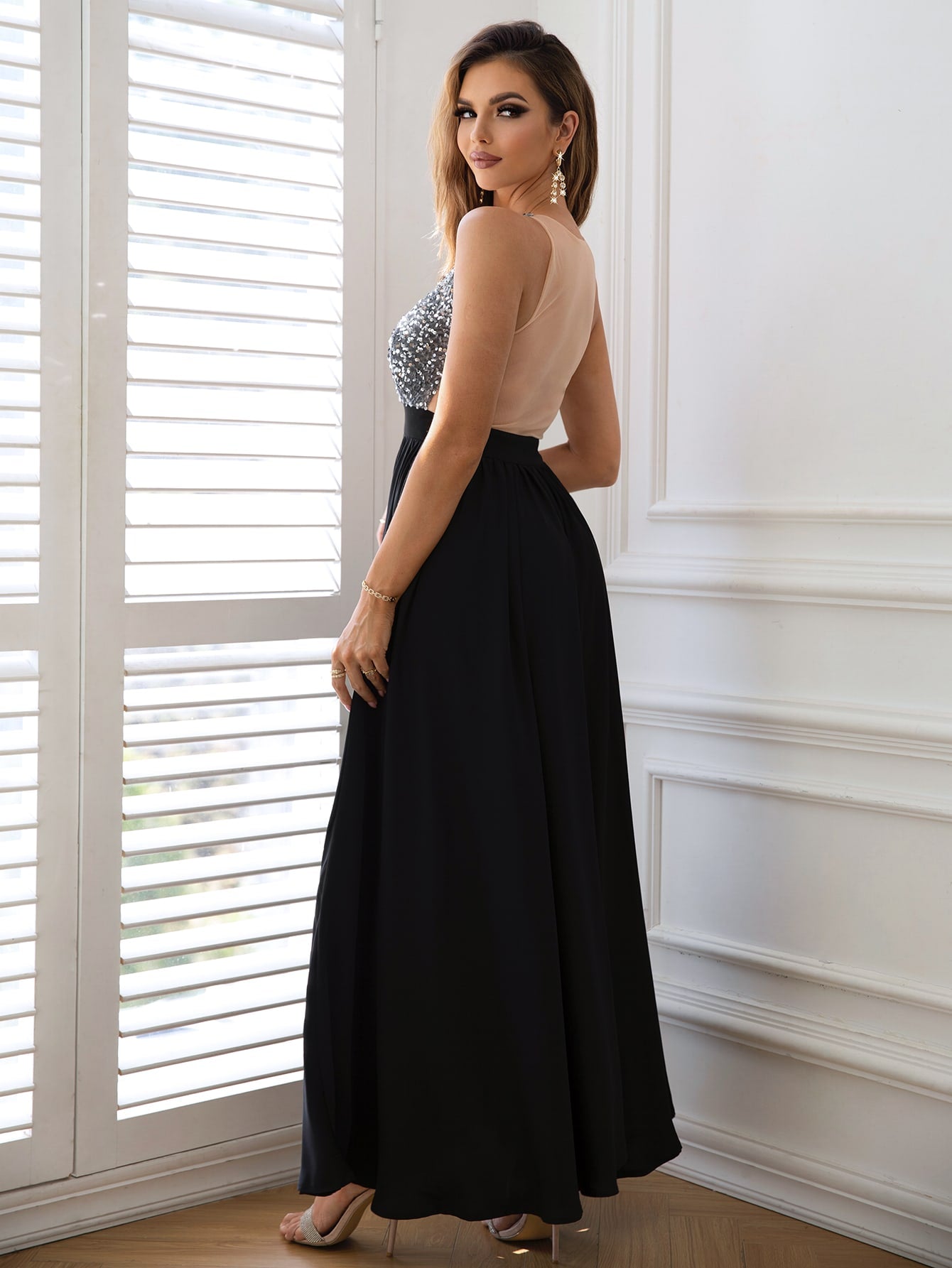 Robe longue sans manches à paillettes contrastées - Les secrets de Cath
