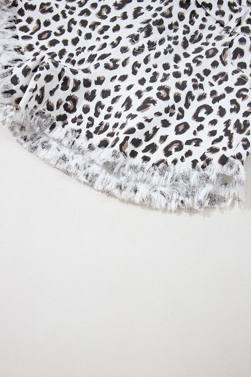 Leopard Frayed Hem Denim Shorts - Les secrets de Cath