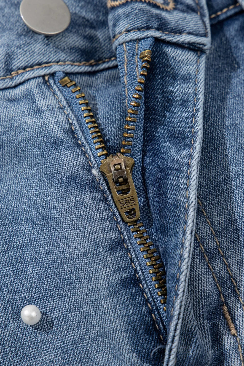 Pearl Beaded Raw Hem Wash Denim Shorts - Les secrets de Cath
