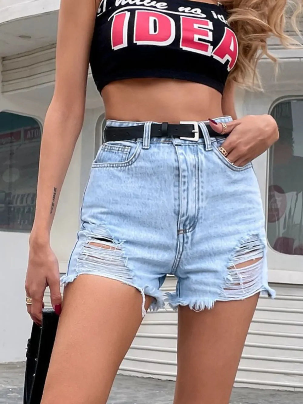 Distressed Raw Hem Denim Shorts - Les secrets de Cath