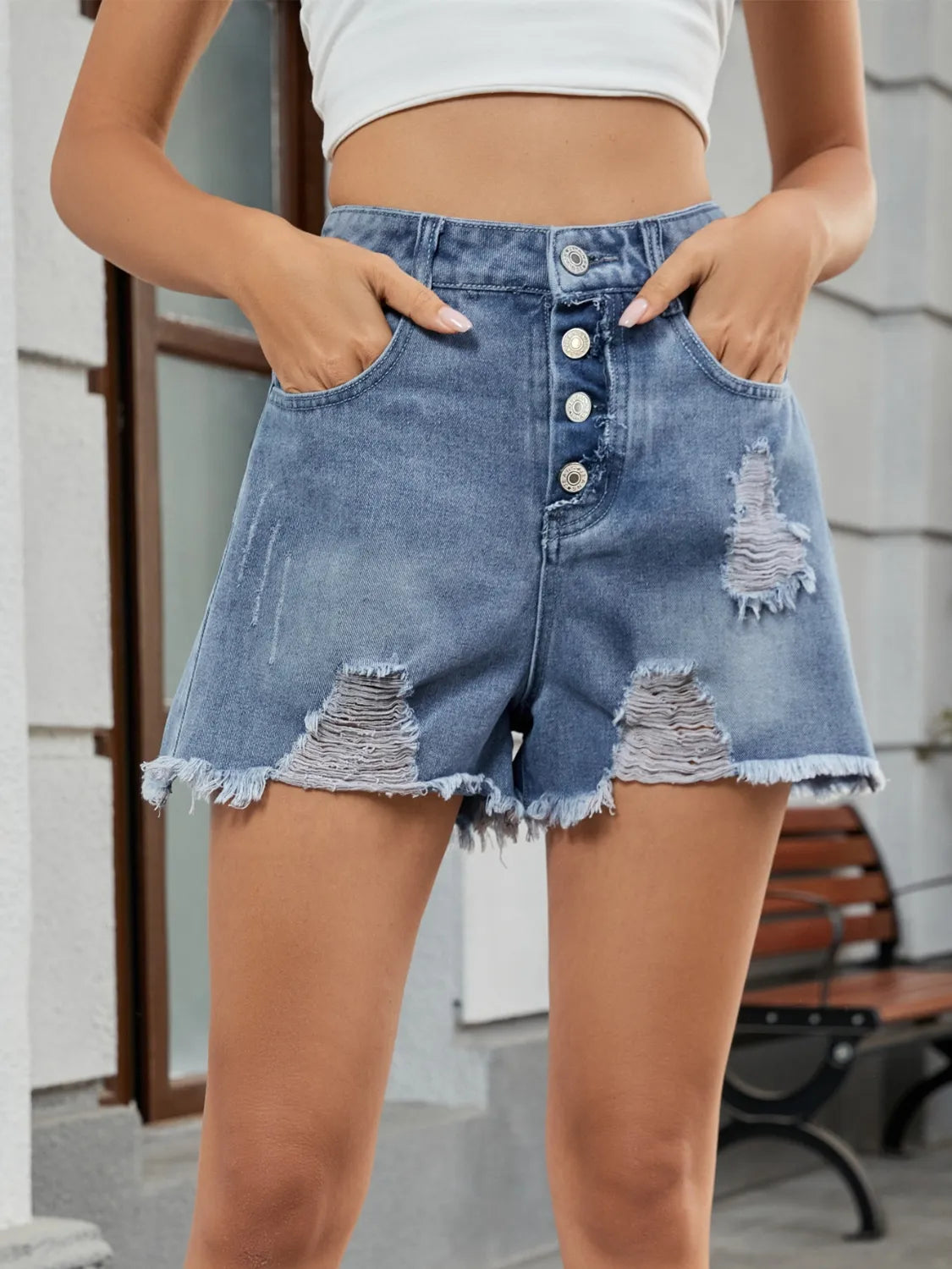 Distressed Raw Hem Denim Shorts - Les secrets de Cath