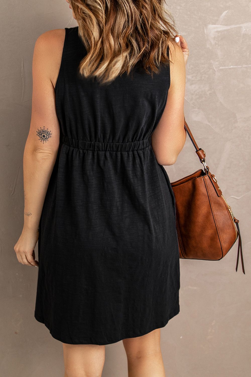Mini-robe magique boutonnée sans manches - Les secrets de Cath