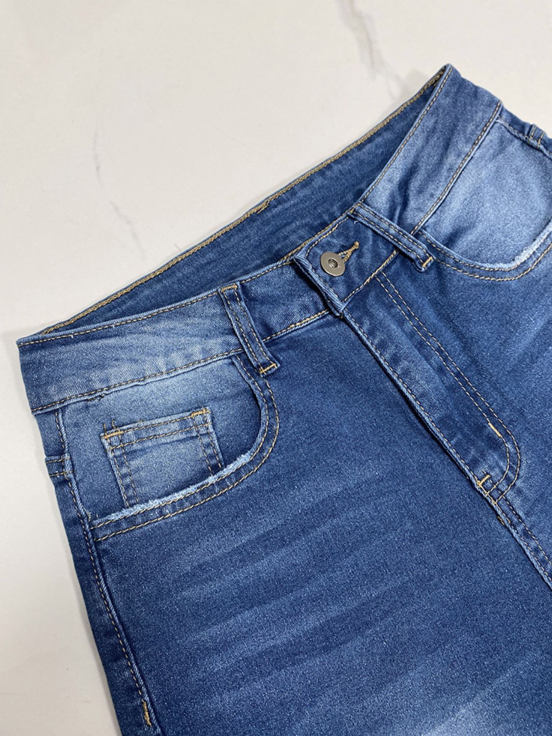 Jean taille haute à jambe droite et retroussée - Les secrets de Cath