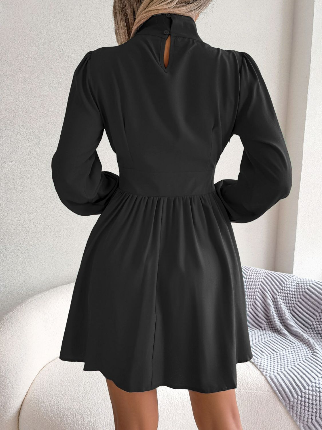 Mini-robe trapèze à col roulé et découpes - Les secrets de Cath