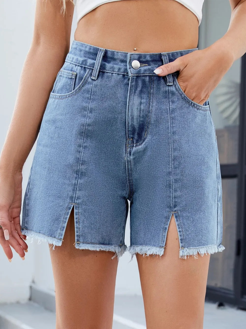 Raw Hem Slit Denim Shorts - Les secrets de Cath