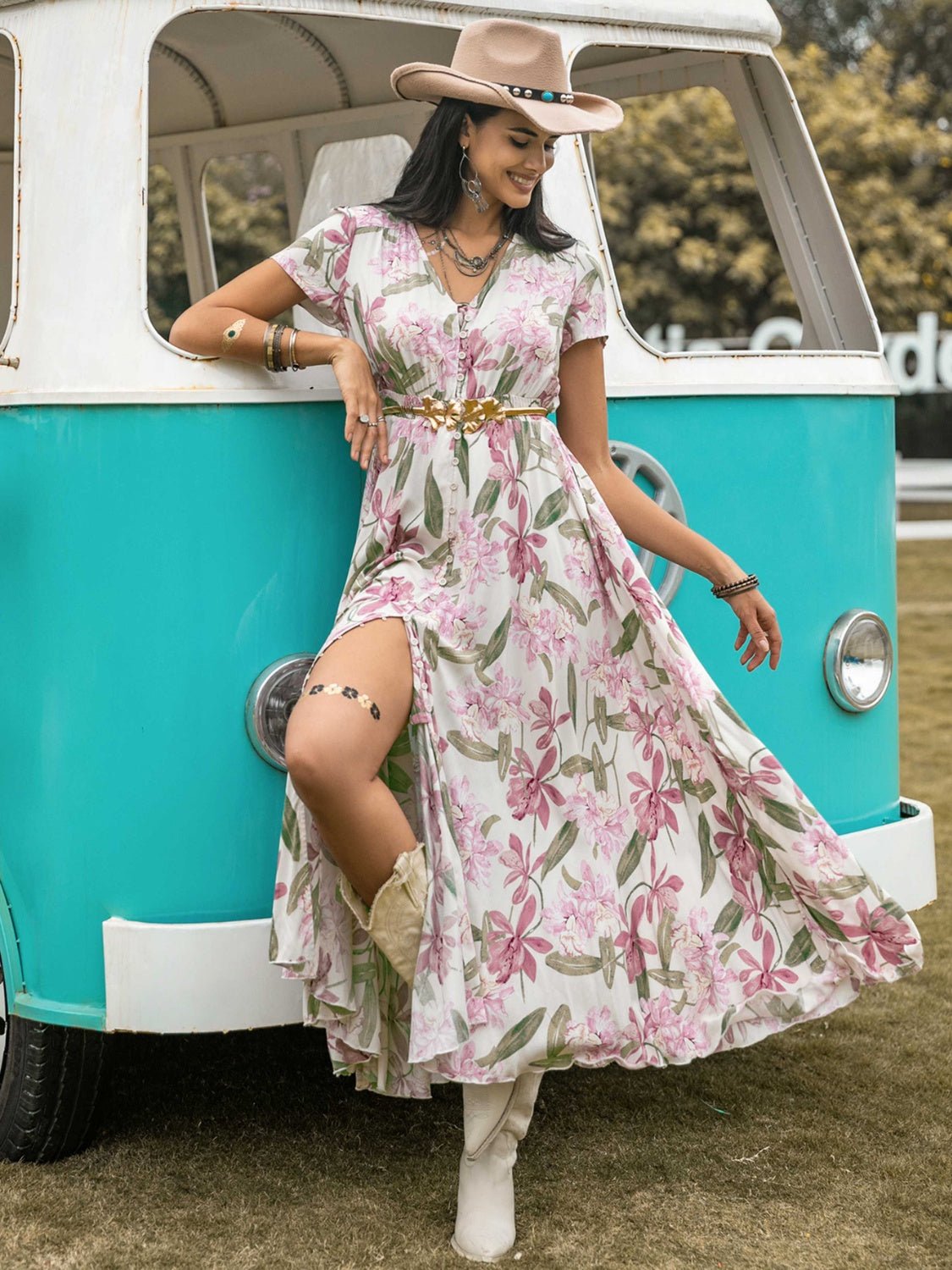 Robe fendue à col en V et à fleurs - Les secrets de Cath