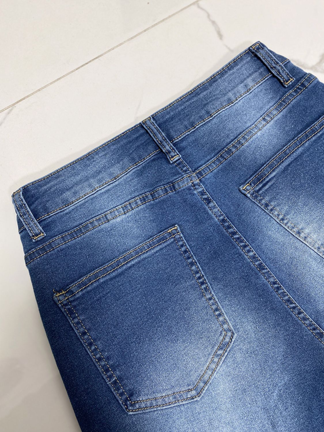 Jean taille haute à jambe droite et retroussée - Les secrets de Cath