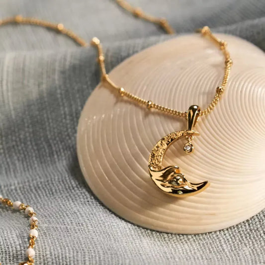 Collier pendentif lune plaqué or 18 carats - Les secrets de Cath