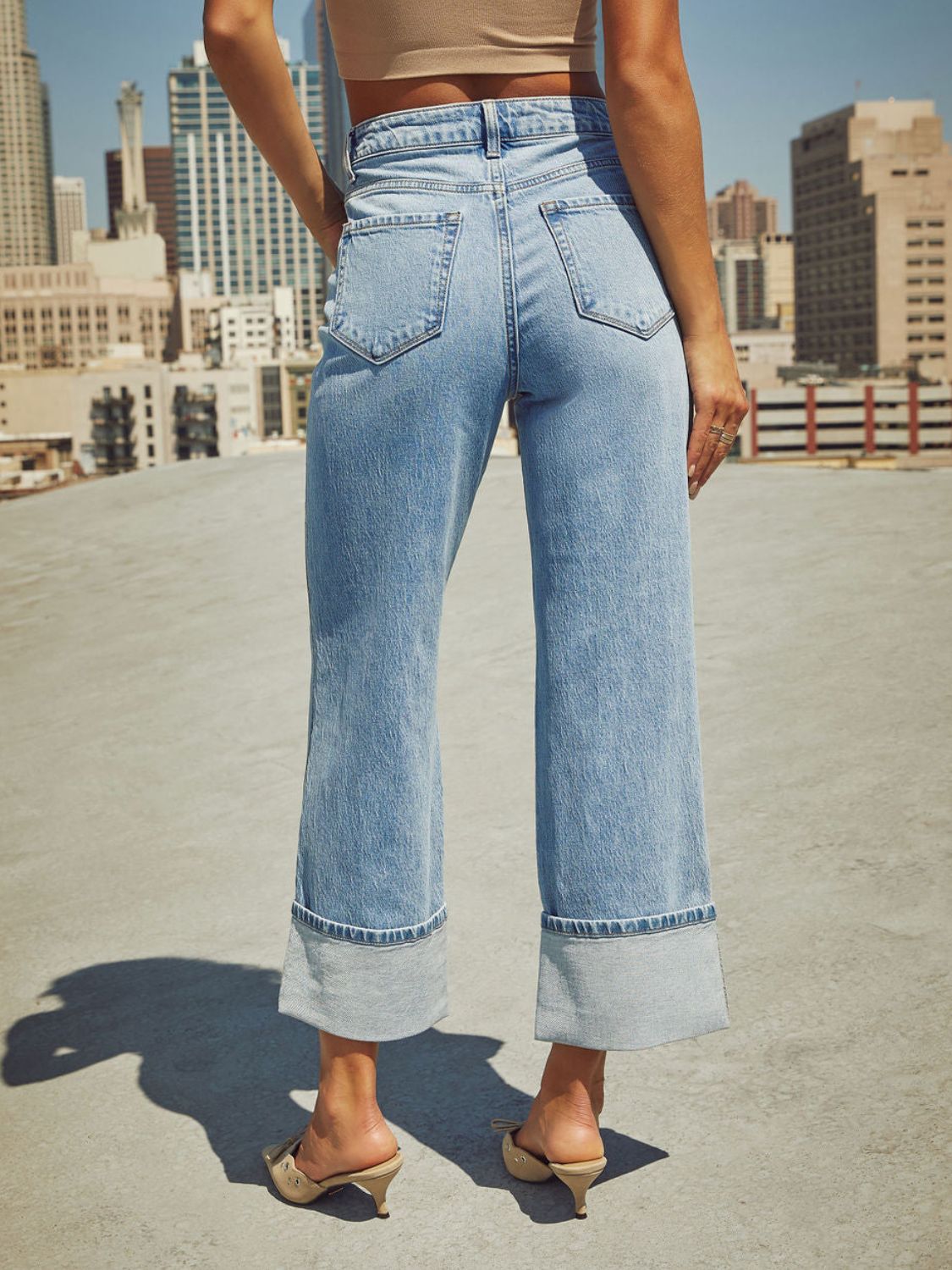 Jean taille haute à jambe droite et retroussé - Les secrets de Cath