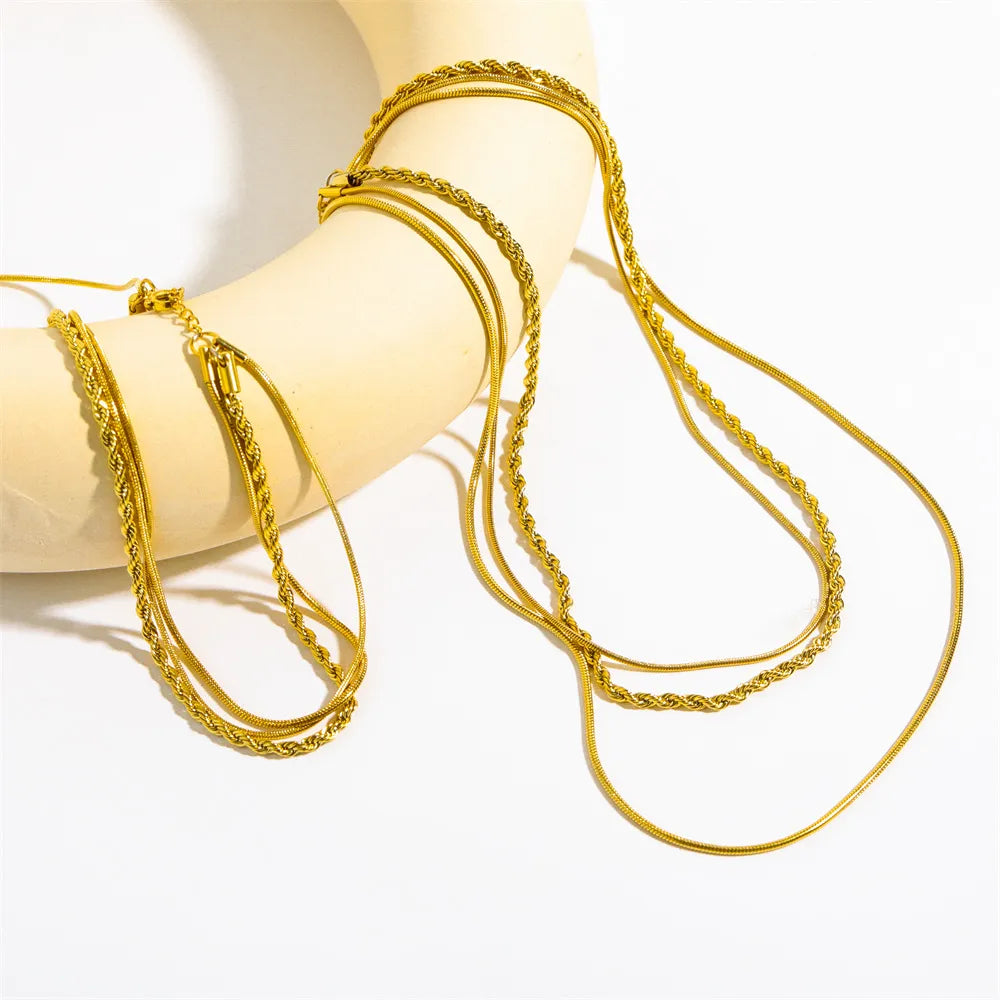 Collier à trois rangs en acier titane plaqué or 18 carats - Les secrets de Cath
