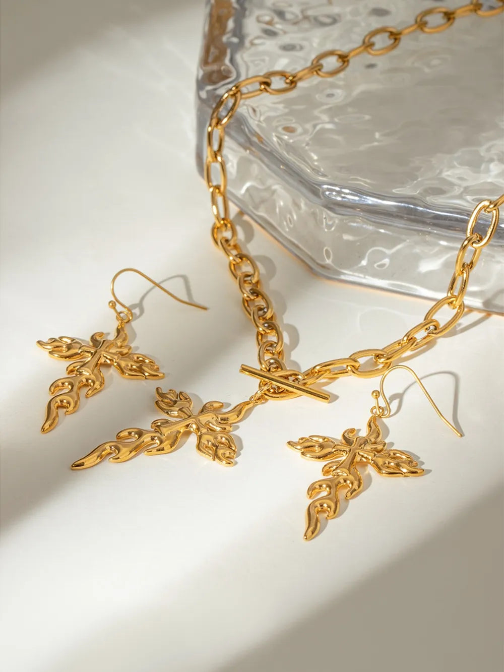 Collier croix en acier inoxydable plaqué or 18 carats - Les secrets de Cath