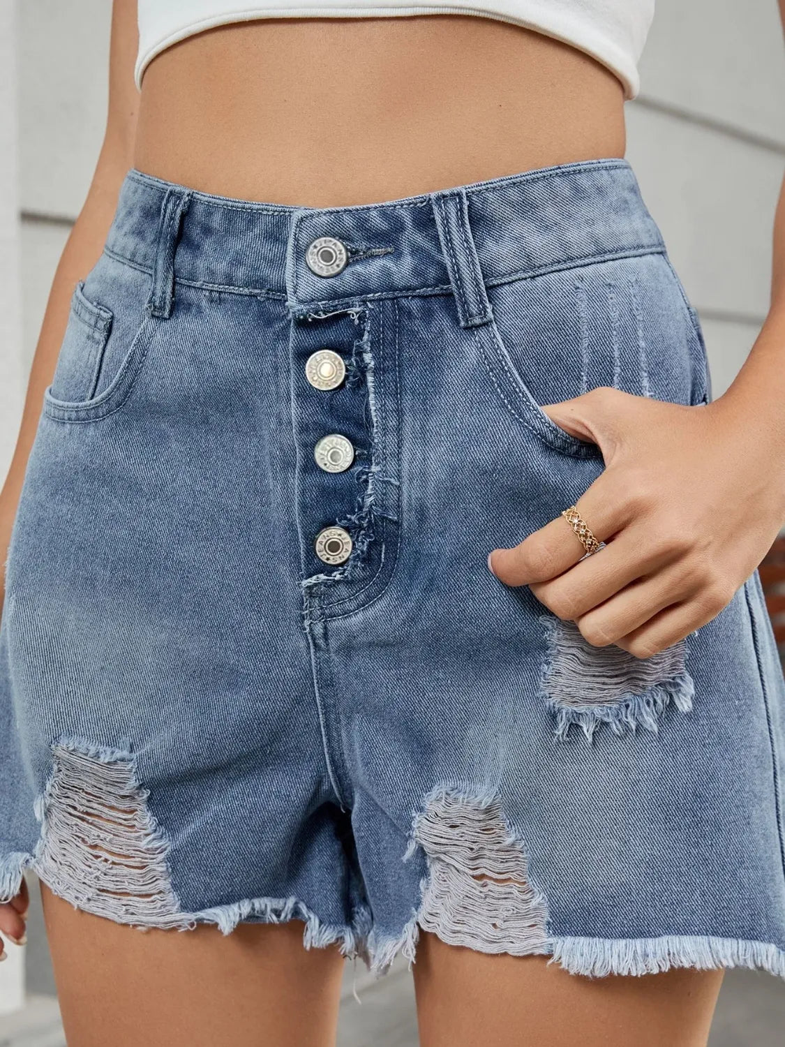 Distressed Raw Hem Denim Shorts - Les secrets de Cath