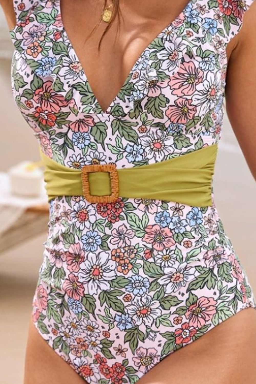 Maillot de bain une pièce à volants et décolleté plongeant à fleurs - Les secrets de Cath