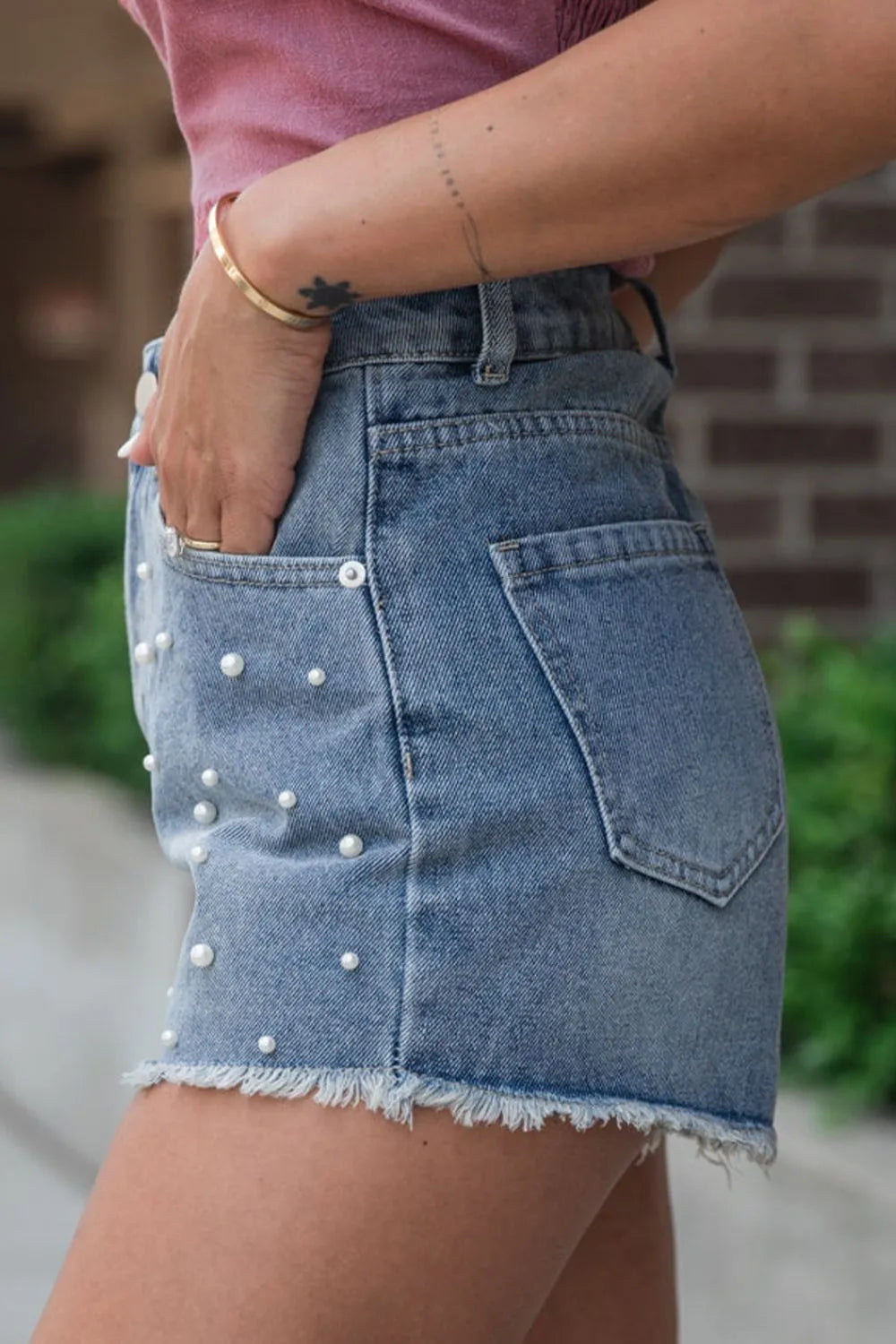 Pearl Beaded Raw Hem Wash Denim Shorts - Les secrets de Cath