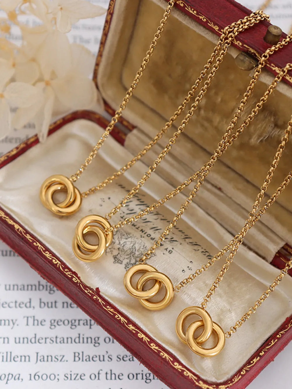Collier avec pendentif créole en acier titane plaqué or 18 carats - Les secrets de Cath
